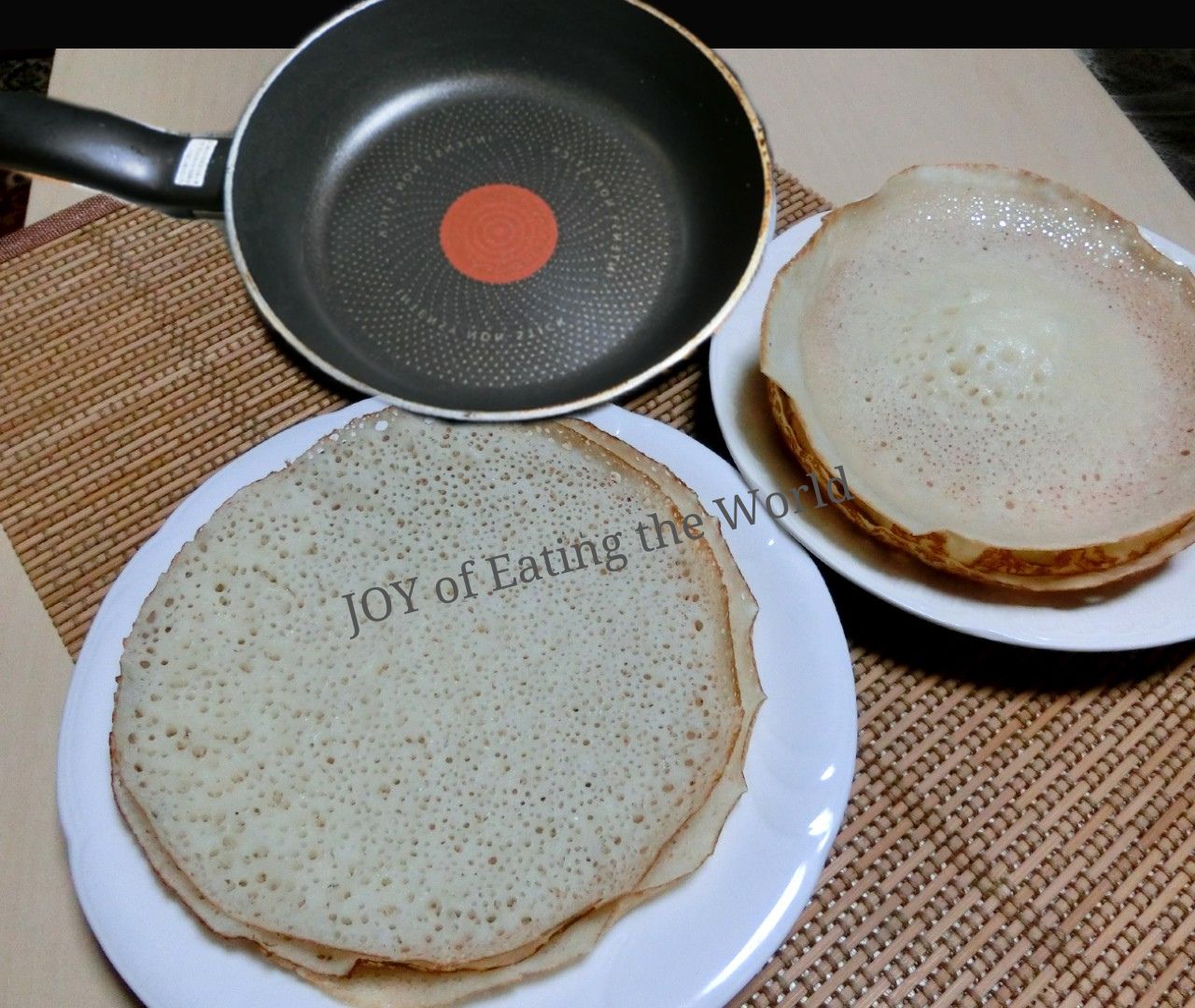 https://www.joyofeatingtheworld.com/wp-content/uploads/2023/07/hoppers-in-frying-pan-1.jpg